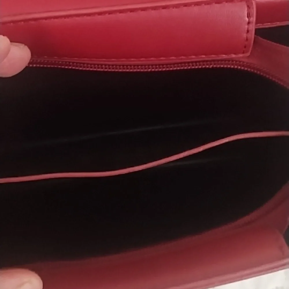 Luxurious Red Quilted Shoulder Bag - Picture 2 of 5